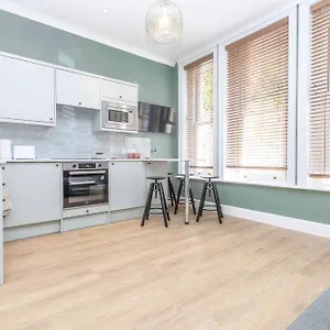 Verulum - By Coastline Retreats - Beautifully Designed Luxury Town Centre - 5 Minute Walk To The - Parking Included Apartment Bournemouth