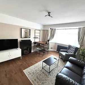 Spacious 3 Bed Sleeps 5 Near Apartment Bournemouth